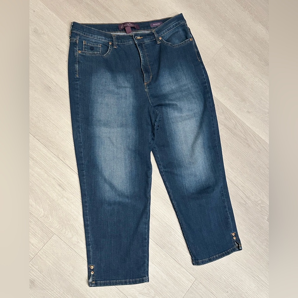 Women’s blue Jean capris